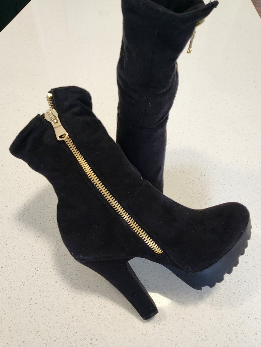 Wild Diva Black Faux Suede Platform Ankle Boots | Gold Side Zip | Size 7.5 | EUC